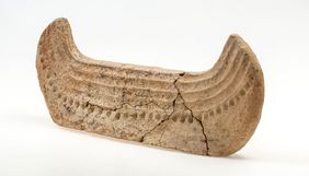 Croissant d'argile, âge du Bronze final, Ensisheim (F. Schneikert © Archéologie Alsace)