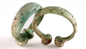 Paire de bracelets en alliage cuivreux, premier âge du Fer, Bernolsheim (F. Schneikert © Archéologie Alsace)
