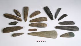 Dépôt de lames de hache du Néolithique récent découvert à Bennwihr (© Archéologie Alsace)