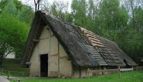 Reconstitution d'une maison néolithique avec plusieurs hypothèses de couverture de toit, Ramioul (© Archéologie Alsace)