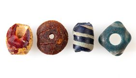 Perles en verre et en ambre, âge du Bronze final, Ensisheim, Stutzheim, Erstein (I. Déchanez-Clerc © Archéologie Alsace)
